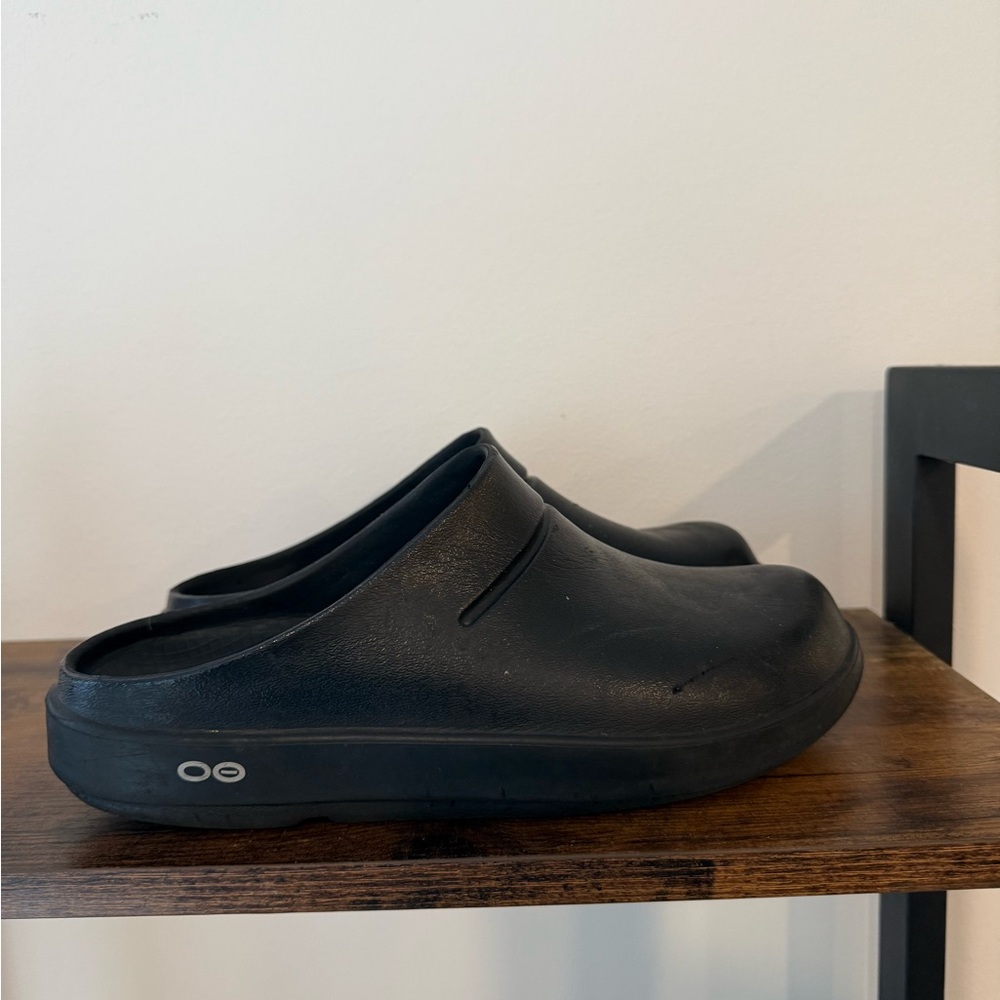 OOFOS clogs women’s 9 men’s 7